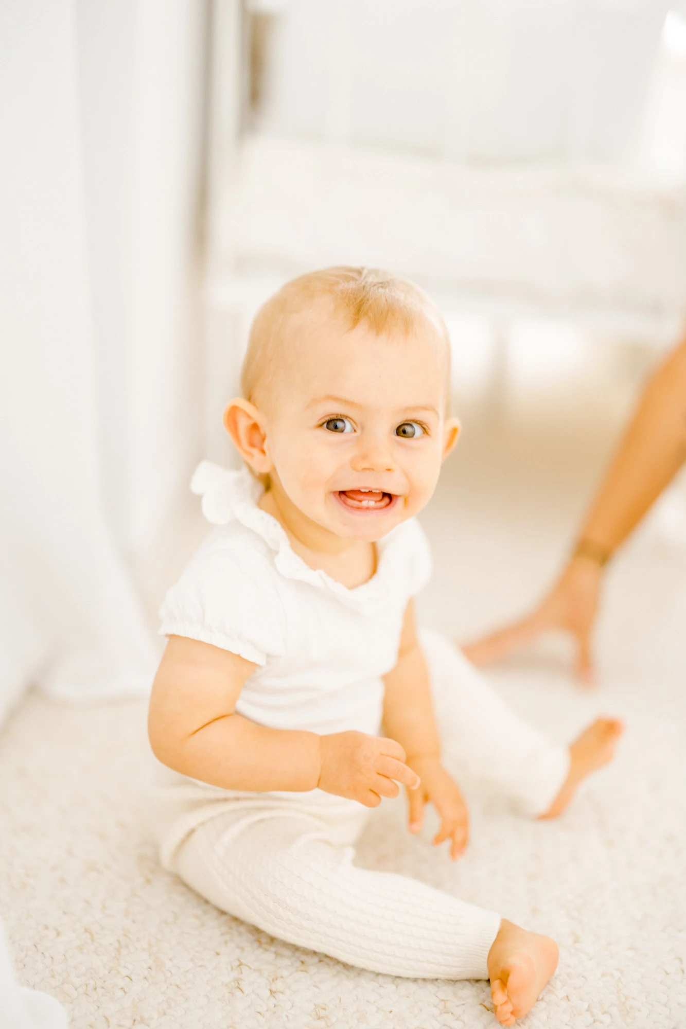 bonheur main enfant sourire sol